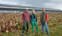 Pierre, Servane  et Jacques Lagrève.devant leur poulailler