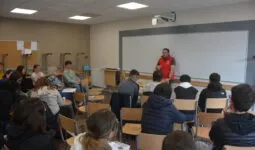 Des élèves avec Jérôme Le Pape dans une salle de classe