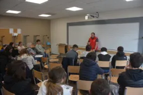 Des élèves avec Jérôme Le Pape dans une salle de classe