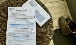 Un courrier de la MSA posé sur une table