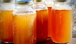 plusieurs verres de cidre de pomme