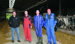 Quatre éleveurs dans un hangar
