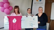 Trois femmes avec un chèque géant et un t shirt lrose