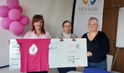 Trois femmes avec un chèque géant et un t shirt lrose