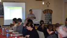 Groupe de personne en formation dans une salle