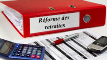 Dessus d'un bureau avec classeur, calculatrice, papier...