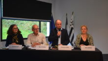 4 personnes à une tribune