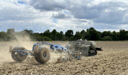 robot agricole dans un champ