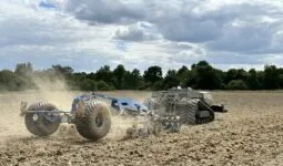 robot agricole dans un champ