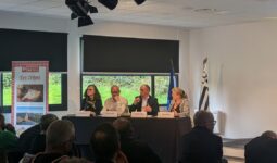 groupe de personnes à une tribune