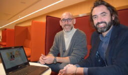 deux hommes devant un ordinateur