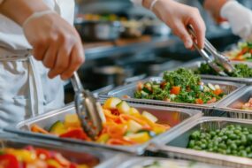 Plats et serveur dans un restaurant collectif