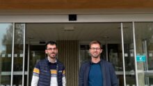 Mathieu Gaillet et Karl Pierret devant l'entrée de la chambre d'agriculture