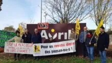 Les manifestants devant le panneau du groupe Avril