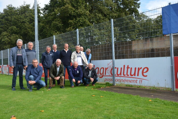 Les membres de l'association Agriculteurs Passionnément au stade de foot de Plabennec