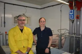 éleveuse et vétérinaire dans un élevage de porc