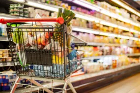 caddie dans un supermarché