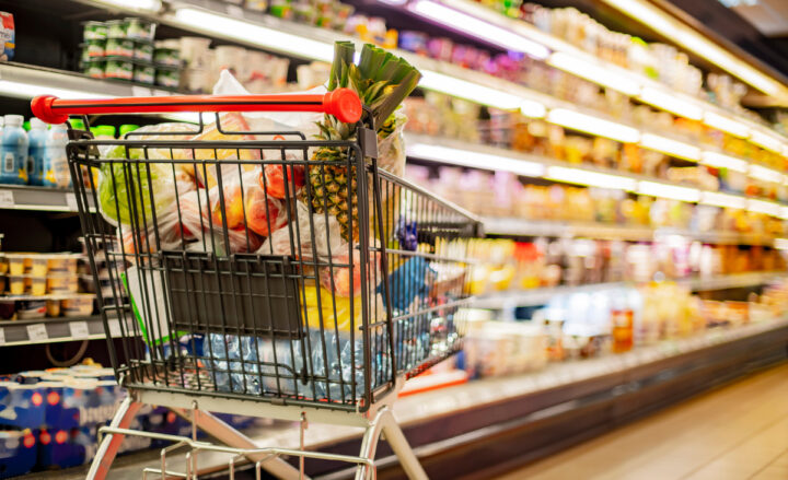 caddie dans un supermarché