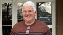 Un éleveur laitier en retraite souriant