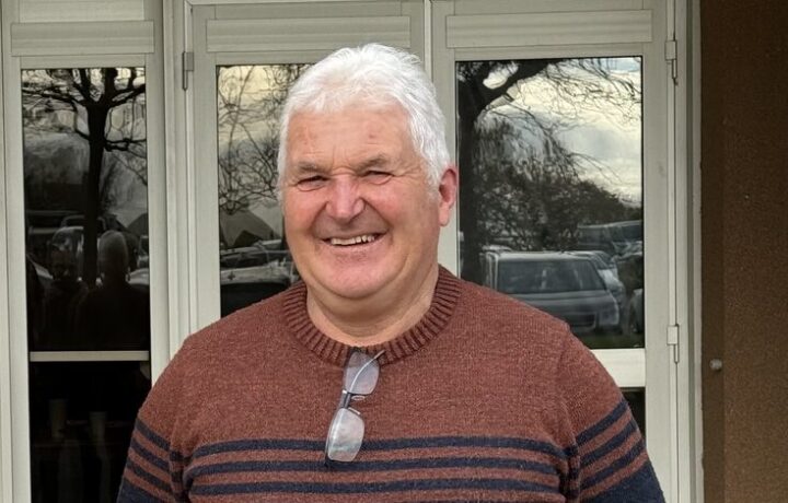 Un éleveur laitier en retraite souriant