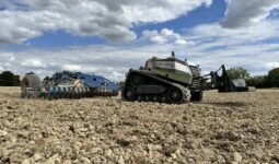 Un robot AgBot de chez AgXeed déchaume un champ