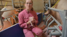 Charlotte Podeur avec un porcelet dans les bras