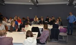 Groupe de personnes réunis pour un débat