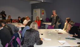 Un groupe de femmes dans une salle