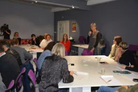 Un groupe de femmes dans une salle