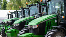 RANGÉE DE TRACTEURS NEUFS