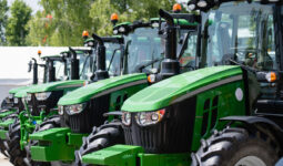 RANGÉE DE TRACTEURS NEUFS