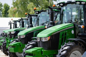 RANGÉE DE TRACTEURS NEUFS