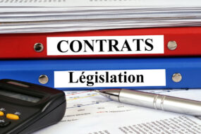 CLASSEURS AVEC DES CONTRATS