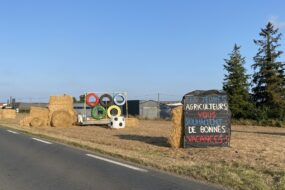 Une structure de paille sur le bord d'une route