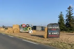 Une structure de paille sur le bord d'une route