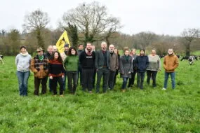 Les candidats aux élections devant des vaches au pâturage