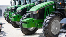 Une rangée de tracteurs