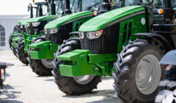 Une rangée de tracteurs