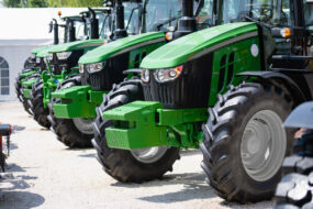 Une rangée de tracteurs