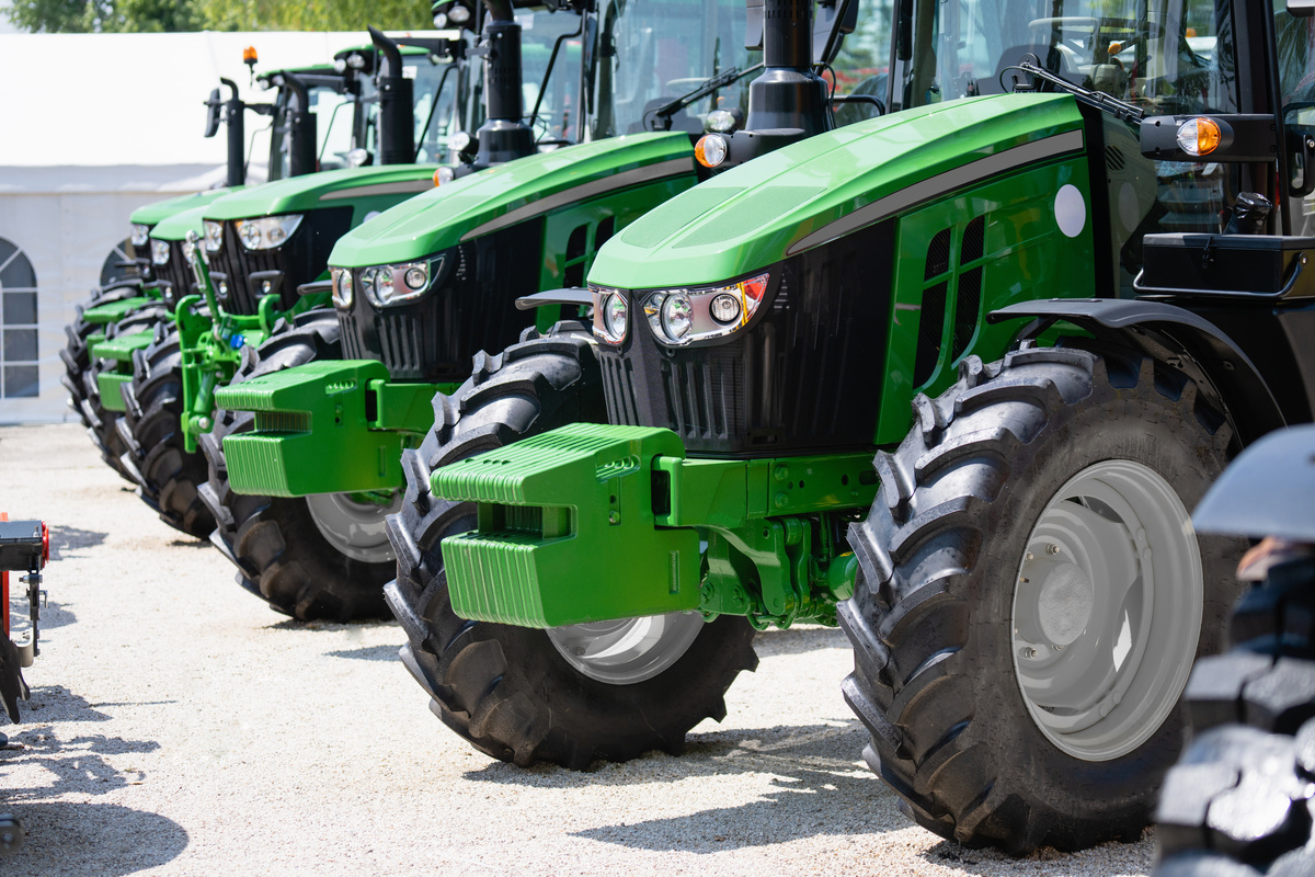 Une rangée de tracteurs - Illustration Chute des commandes à -10 % 