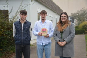 Trois étudiants avec un trophée