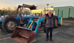 Michel Emily devant des tracteurs