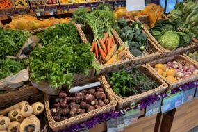 Un rayon de légumes bio dans un magasin spécialisé