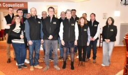 Différents membres de la liste CR 35 dans un hall