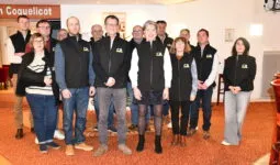 Différents membres de la liste CR 35 dans un hall