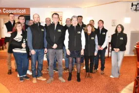 Différents membres de la liste CR 35 dans un hall