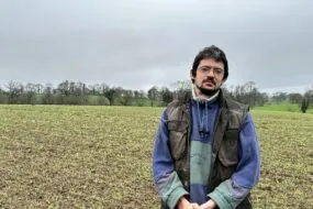 Valentin Serrand dans un champ d'orge