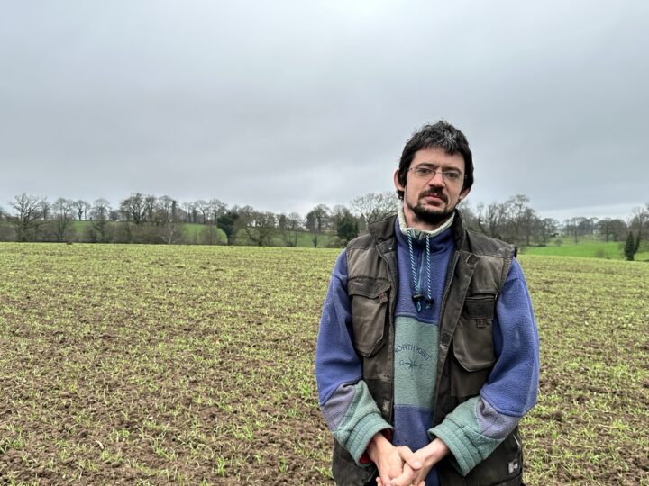 Valentin Serrand dans un champ d'orge