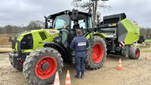 CRS évaluant un élève dans le cadre de la formation "10 de conduite agricole"