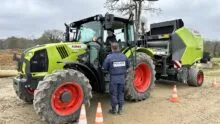 CRS évaluant un élève dans le cadre de la formation "10 de conduite agricole"